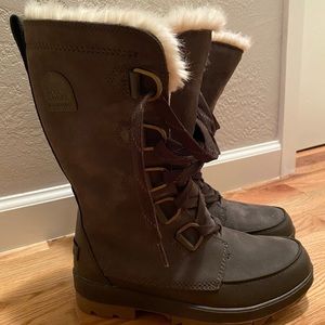 Tall women’s hunter green Sorel boots